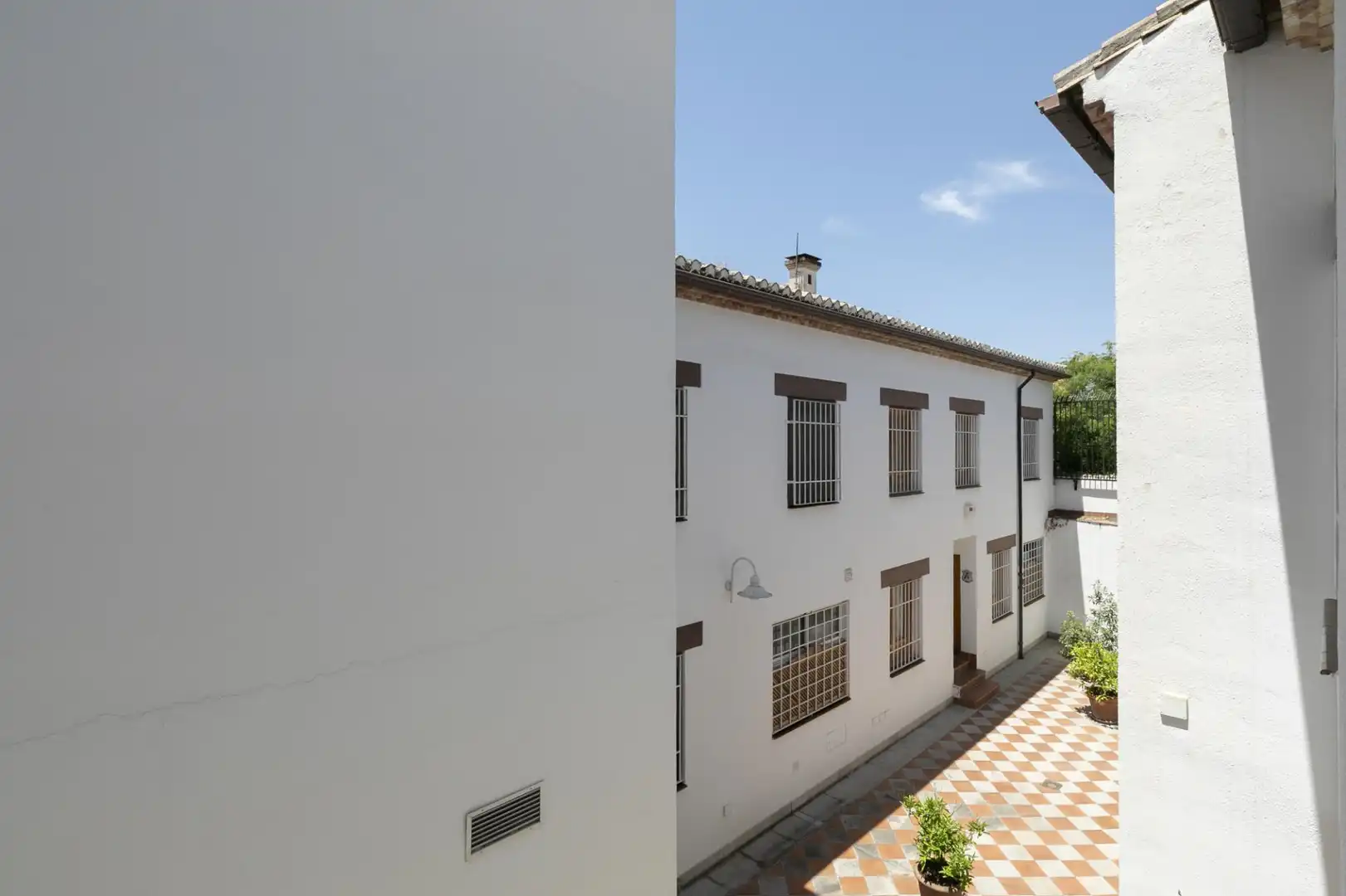 Vista exterior de Casa adosada en venda en Granada amb Jardí privat