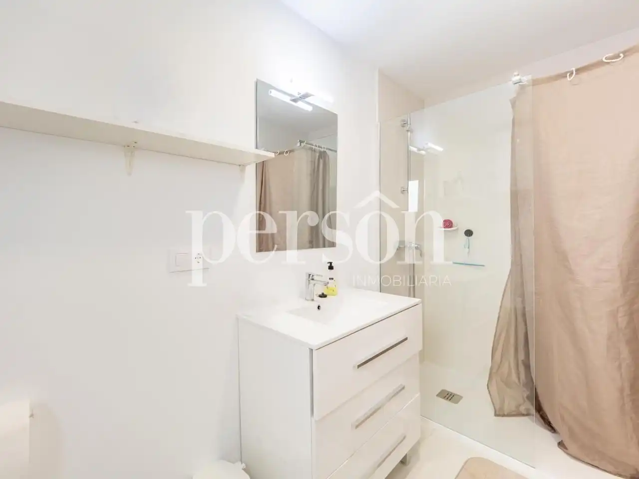 Badezimmer von Wohnung zur Miete in Valencia mit Klimaanlage, Terrasse und Möbliert