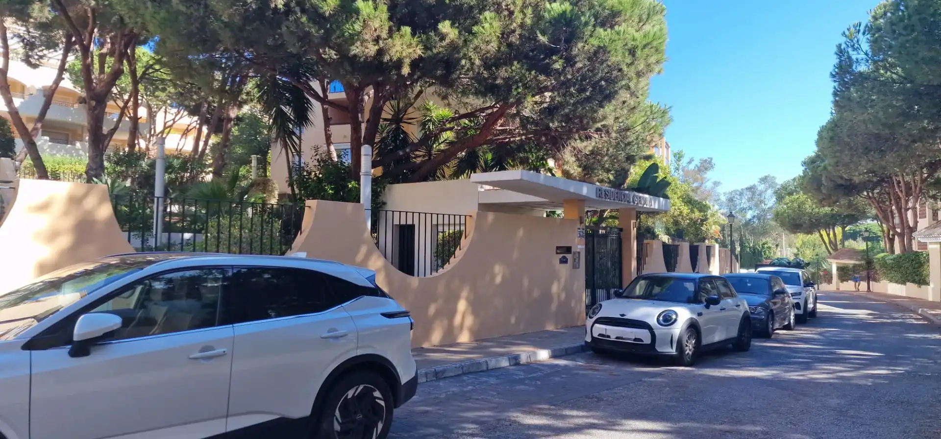 Vista exterior de Pis en venda en Marbella amb Terrassa i Piscina comunitària