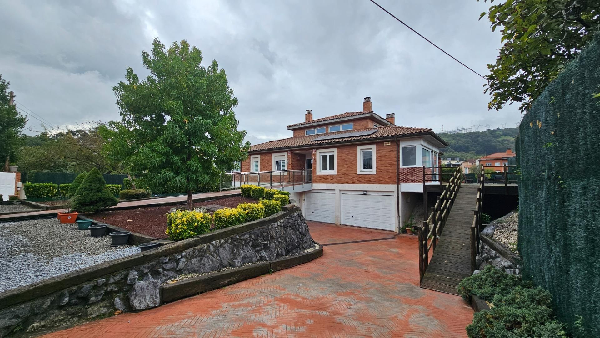 Vista exterior de Casa adosada en venda en Basauri  amb Jardí privat, Terrassa i Traster