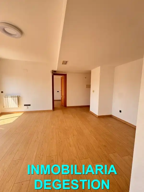 Dachboden zum Verkauf in Linares mit Klimaanlage, Heizung und Parkett