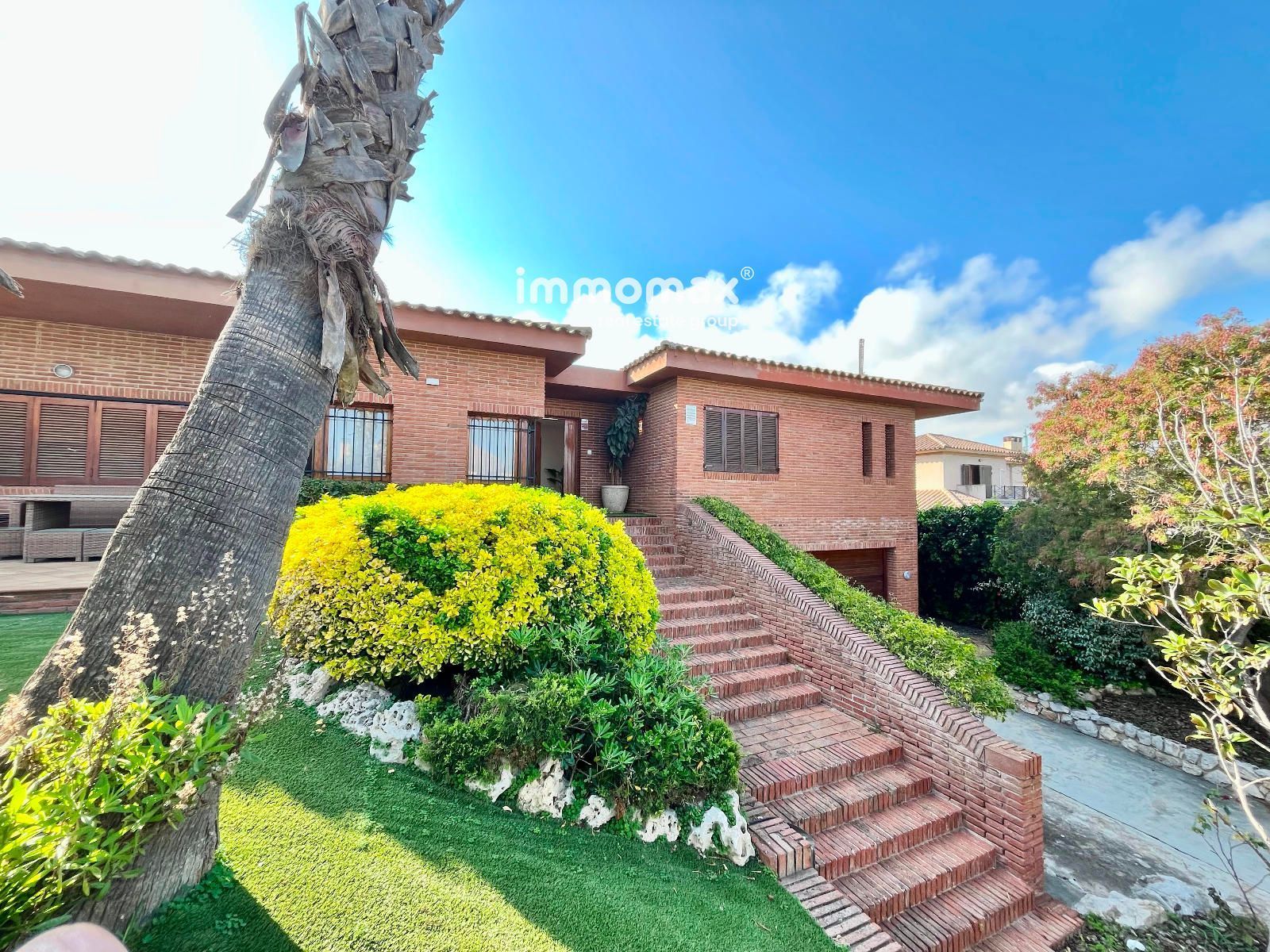 Exterior view of House or chalet for sale in Vilanova i la Geltrú  with Air Conditioner, Heating and Terrace