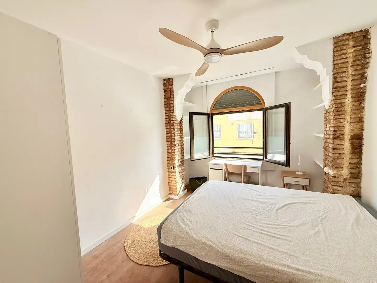Schlafzimmer von Wohnung zur Miete in Valencia mit Klimaanlage, Parkett und Terrasse