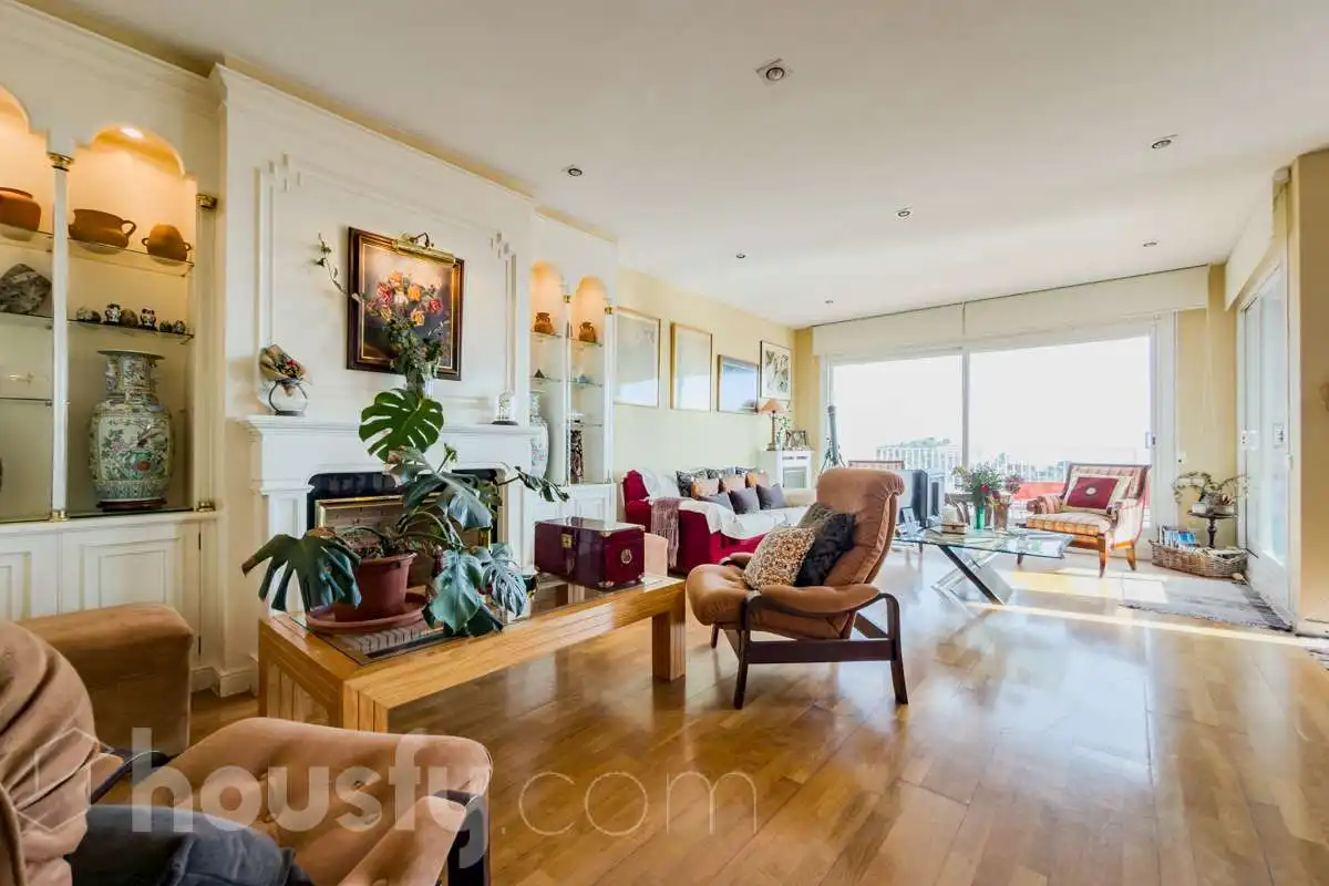 Sala d'estar de Casa o xalet en venda en Barcelona amb Aire condicionat, Calefacció i Jardí privat