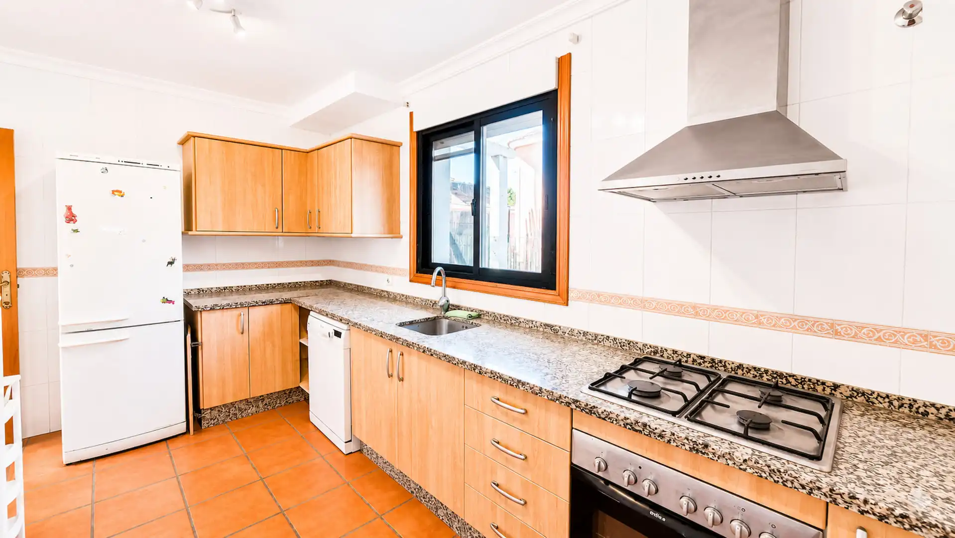 Cocina de Casa o chalet en venta en Manilva con Jardín privado, Piscina y Piscina comunitaria