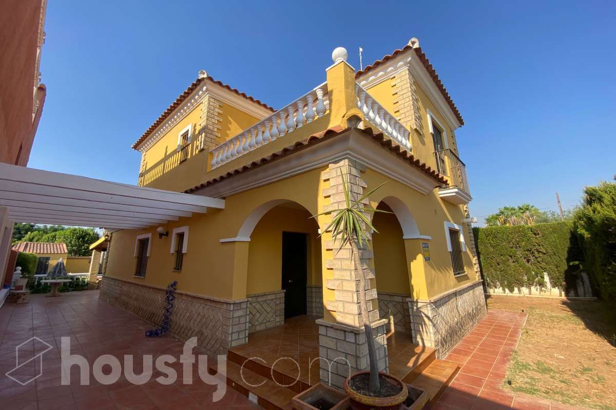 Vista exterior de Casa o xalet de lloguer en Bollullos de la Mitación amb Aire condicionat, Calefacció i Jardí privat