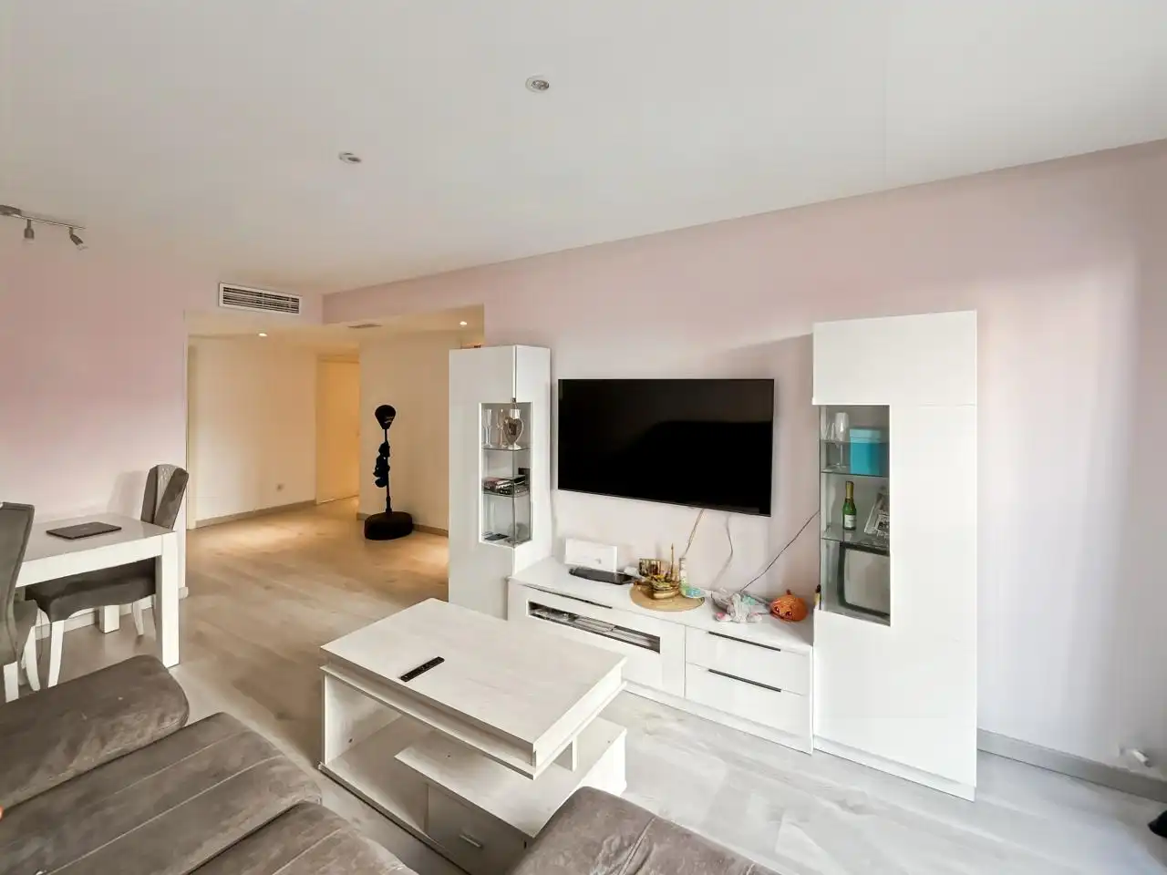 Living room of Flat for sale in Madrid  with Air Conditioner, Heating and Storage room