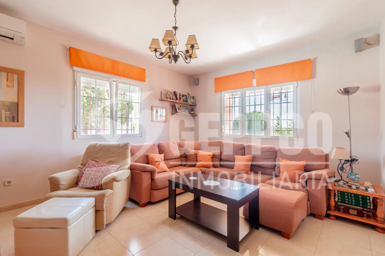 Sala d'estar de Casa o xalet en venda en Santa Cruz del Retamar amb Aire condicionat, Calefacció i Terrassa