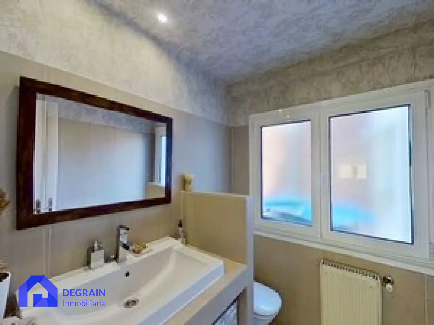 Bathroom of Flat for sale in Oviedo   with Heating and Storage room