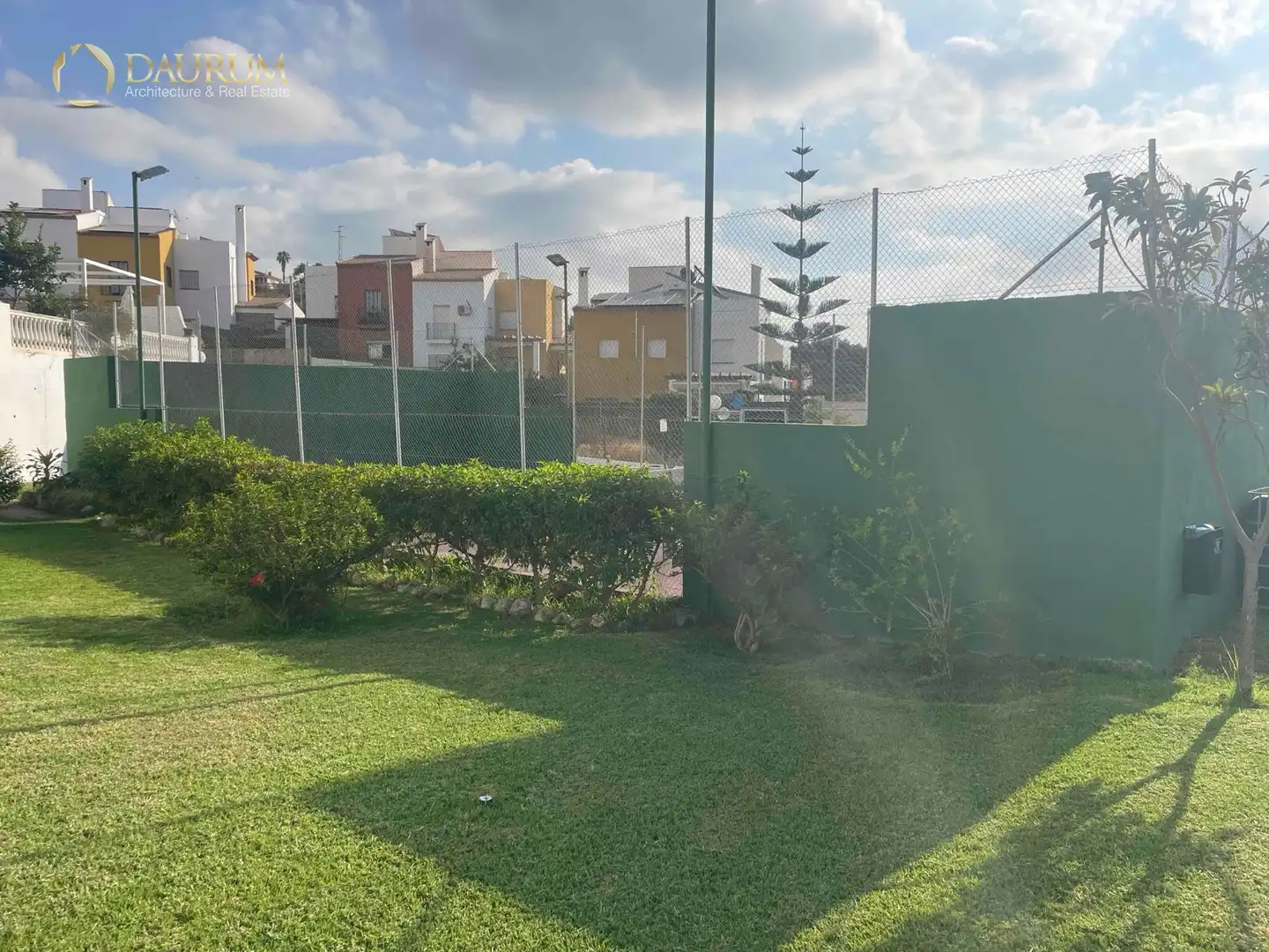 Vista exterior de Casa adosada en venda en Vélez-Málaga amb Calefacció, Terrassa i Piscina