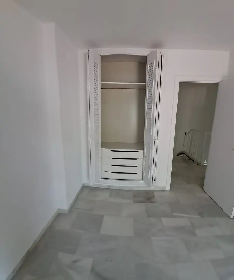Dormitori de Casa adosada de lloguer en Tomares amb Aire condicionat i Piscina