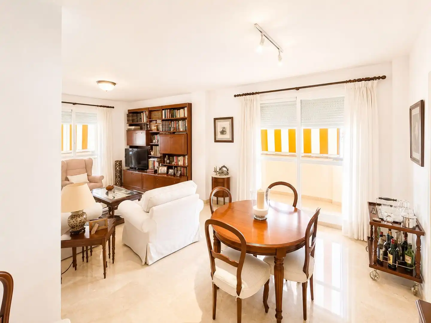 Living room of Flat for sale in Fuengirola  with Air Conditioner, Terrace and Furnished