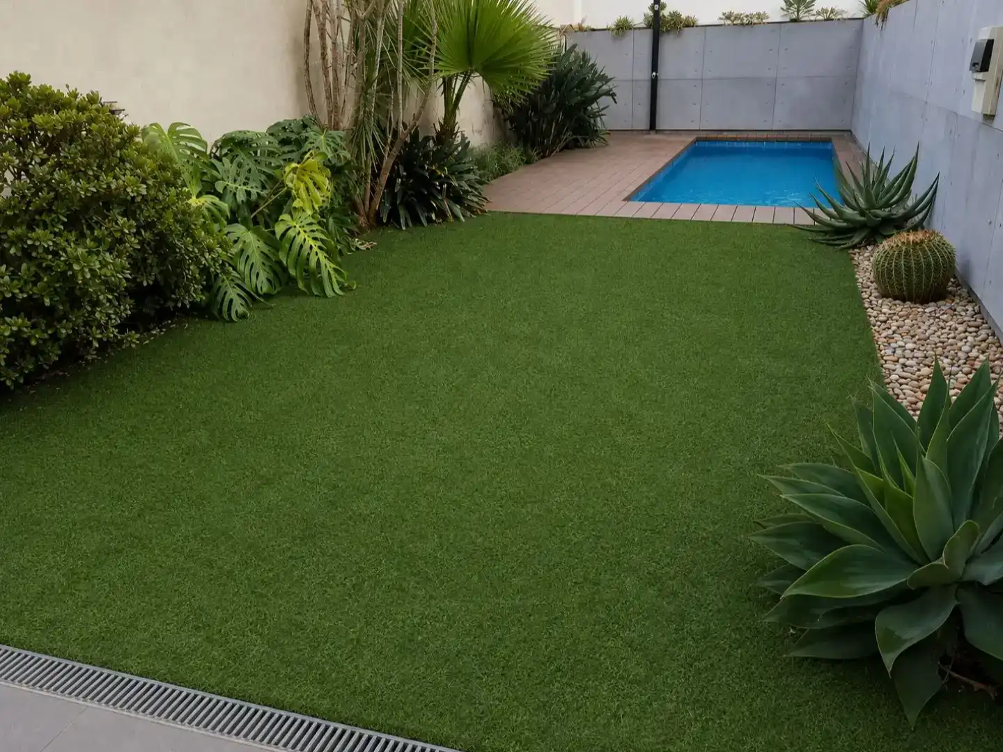 Swimming pool of Detached homes for sale in Badalona  with Air Conditioner, Swimming Pool and Balcony
