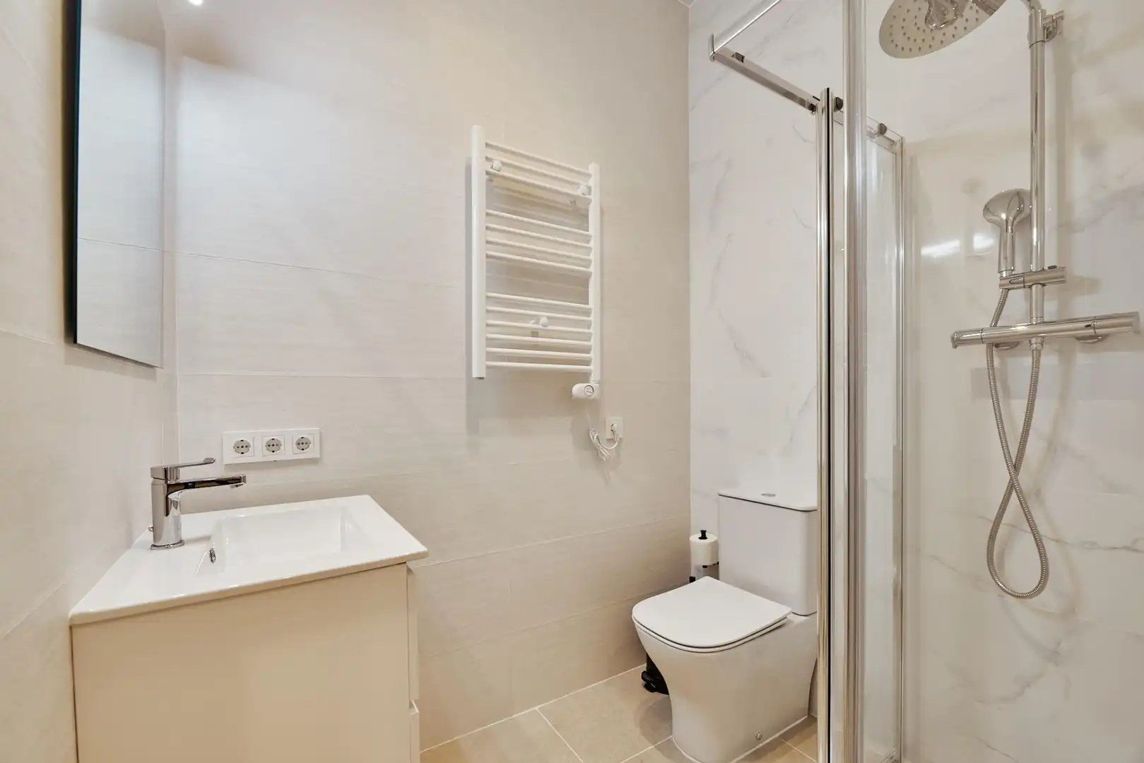 Bathroom of Flat for sale in Madrid  with Air Conditioner, Heating and Furnished