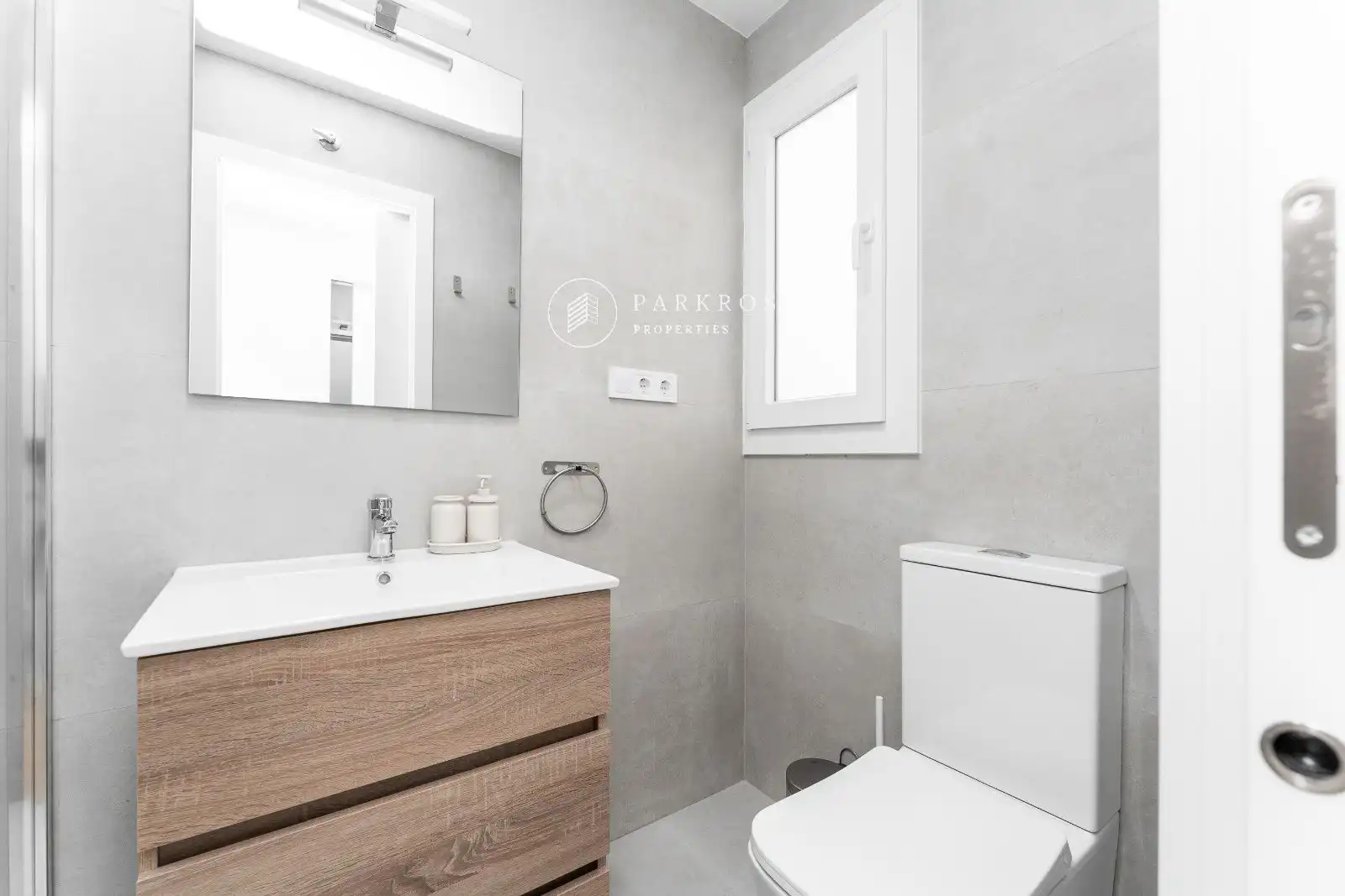Bathroom of Flat for share in Barcelona  with Air Conditioner, Parquet flooring and Furnished