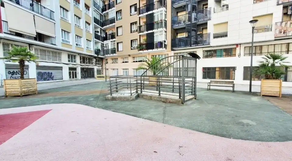 Garaje en venta en Amara