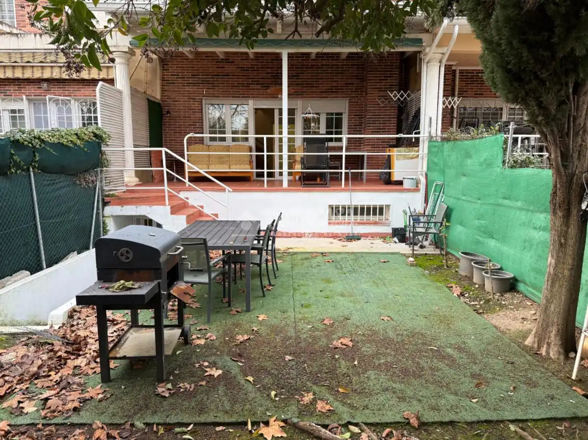 Terrasse von Einfamilien-Reihenhaus zum Verkauf in Guadalajara mit Klimaanlage, Heizung und Privatgarten