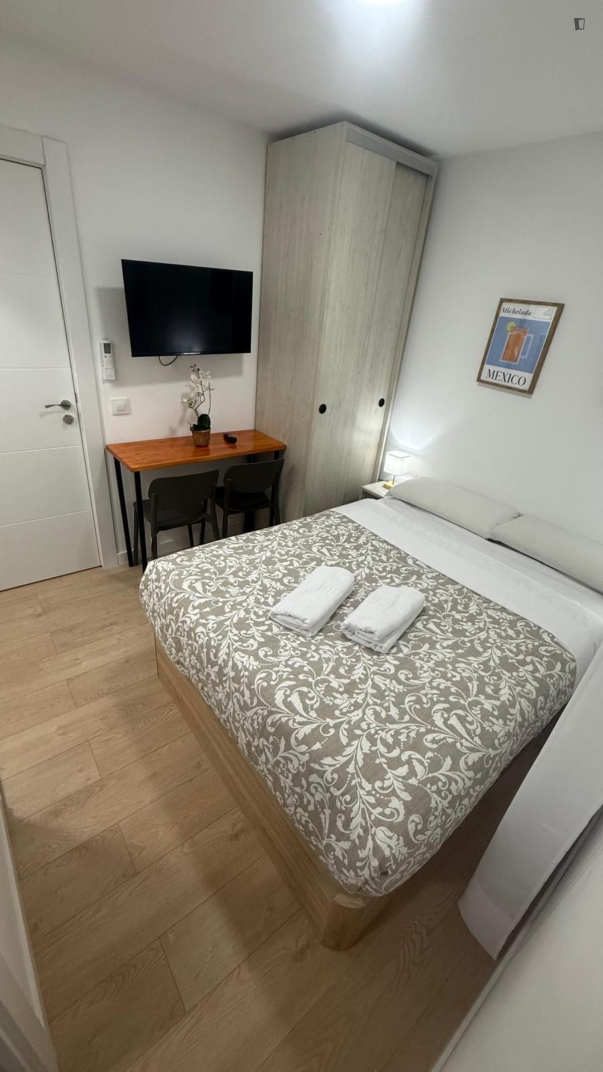 Habitación de Estudio de alquiler en  Madrid Capital con Aire acondicionado, Amueblado y Lavadora