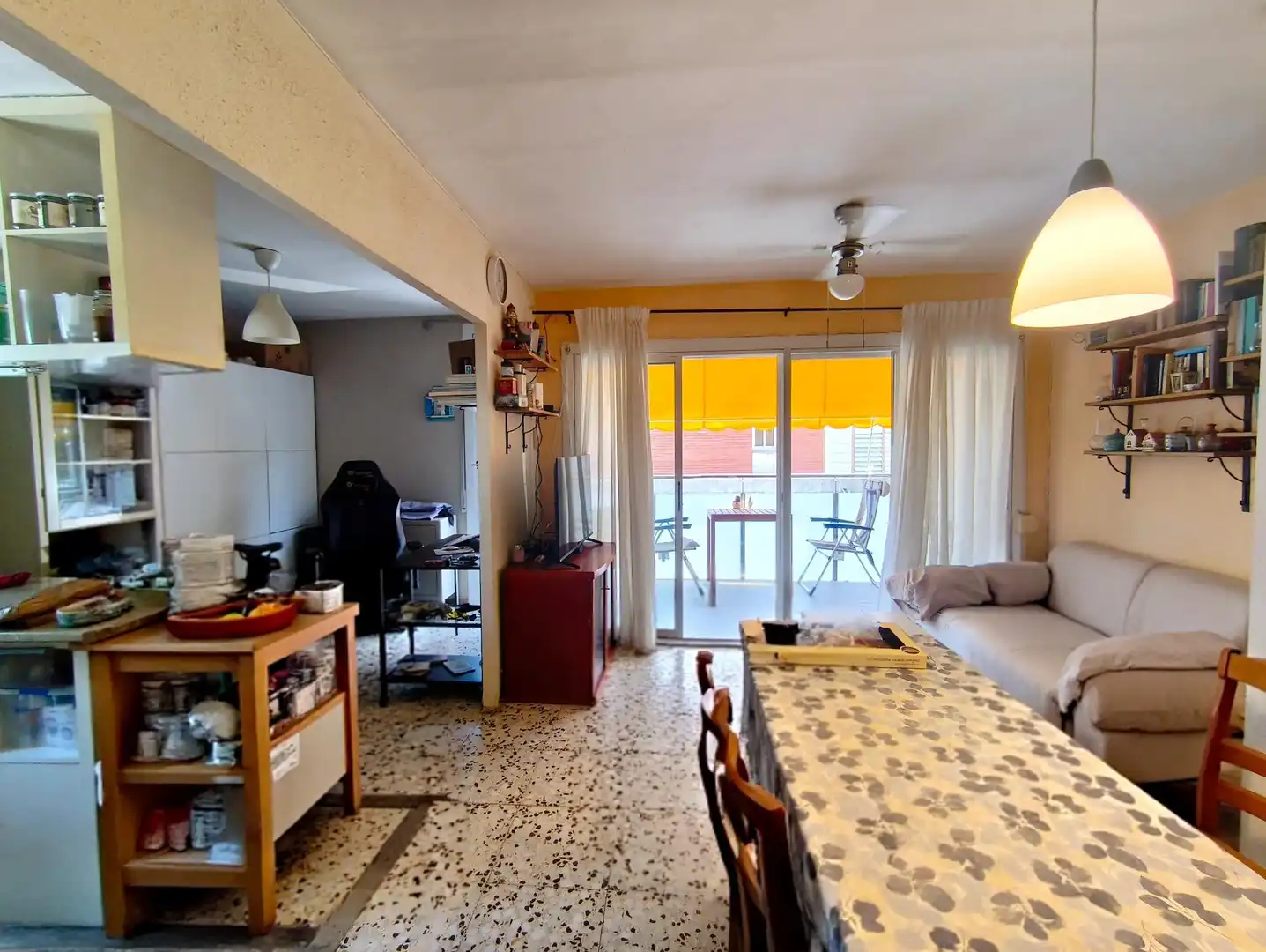 Sala de estar de Piso en venta en Castelldefels con Terraza, Balcón y Piscina comunitaria