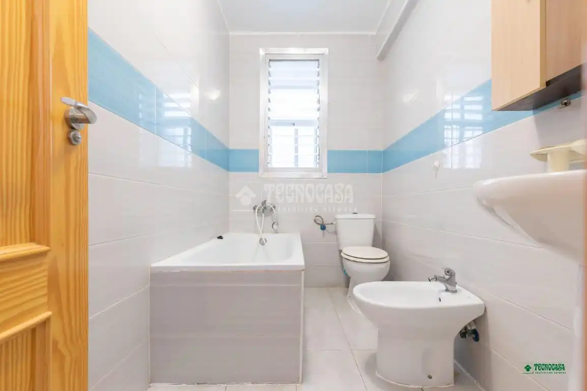Badezimmer von Wohnung zum Verkauf in Almería mit Klimaanlage und Heizung