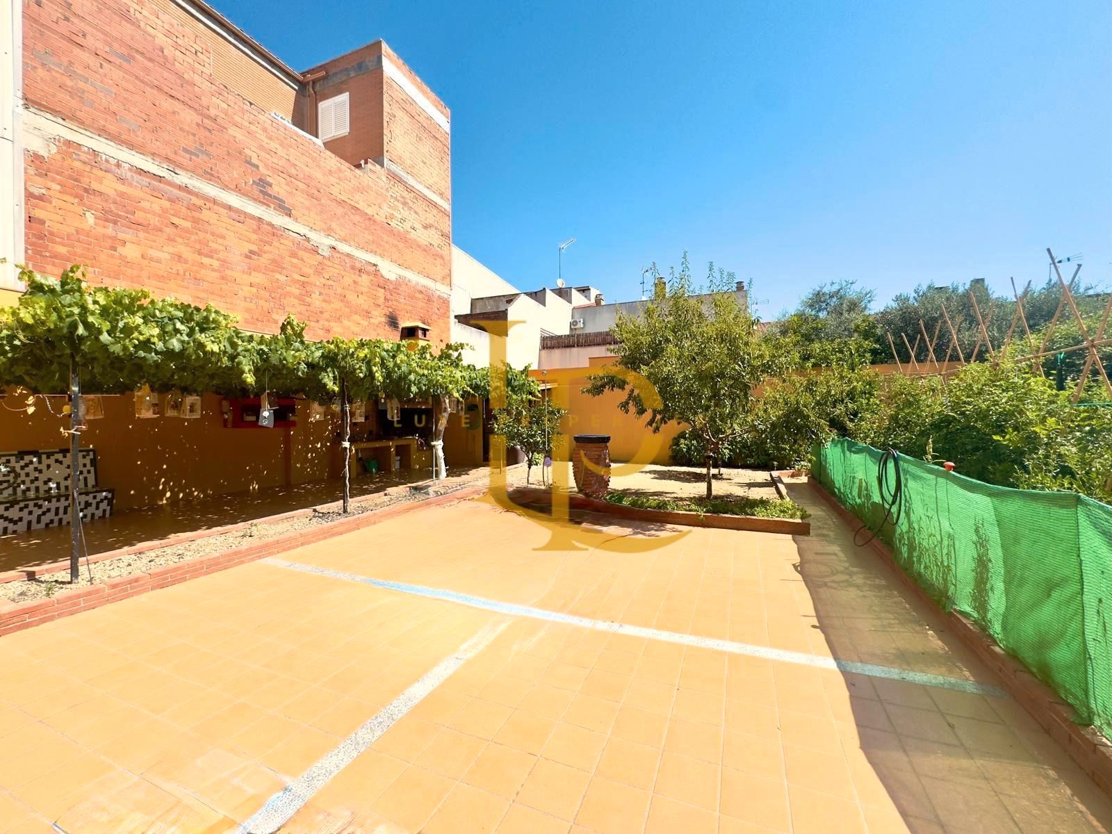 Jardí de Casa adosada en venda en Rubí amb Aire condicionat, Calefacció i Jardí privat