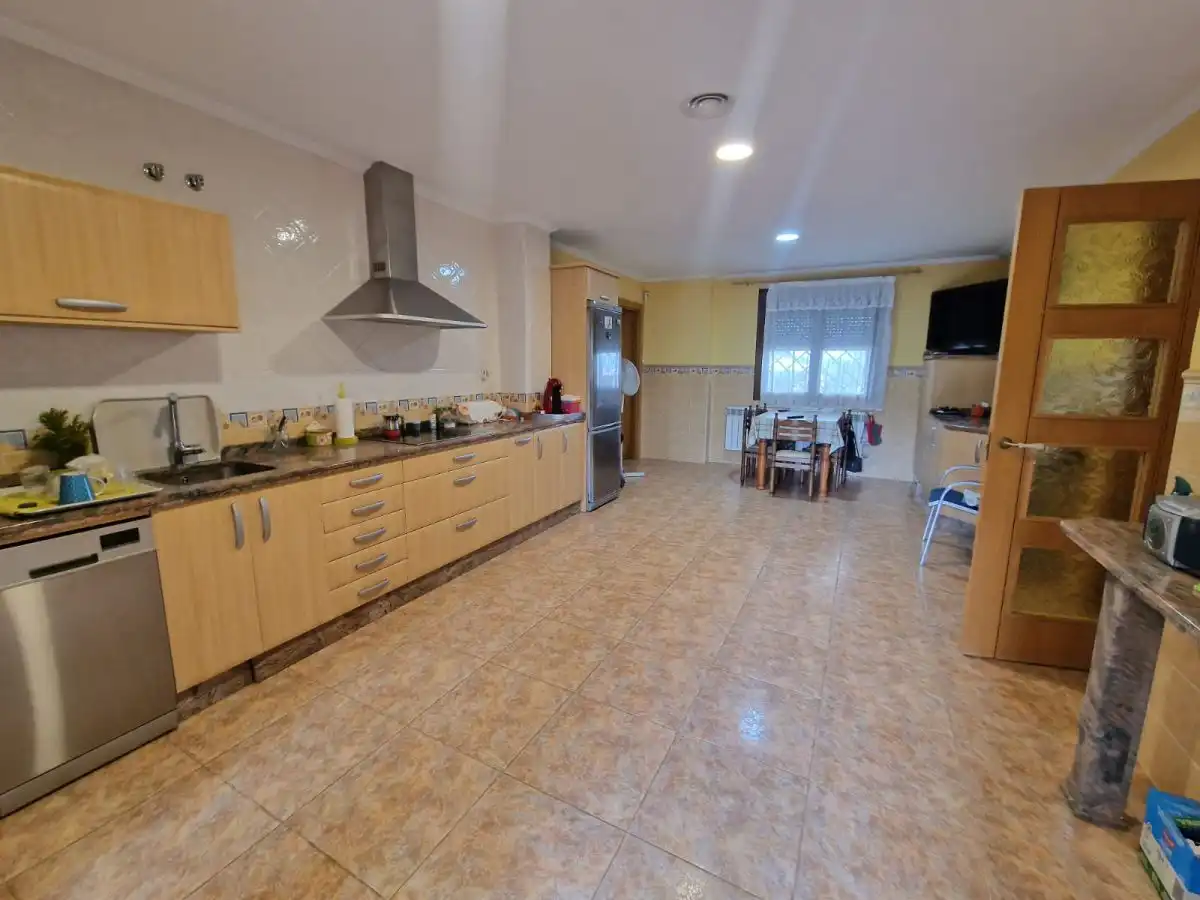 Cuina de Casa o xalet en venda en Plasencia amb Aire condicionat, Jardí privat i Terrassa