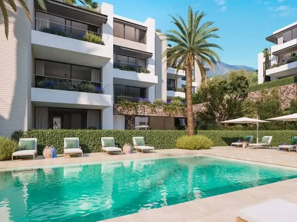 Vista exterior de Àtic en venda en Estepona amb Aire condicionat, Piscina i Balcó
