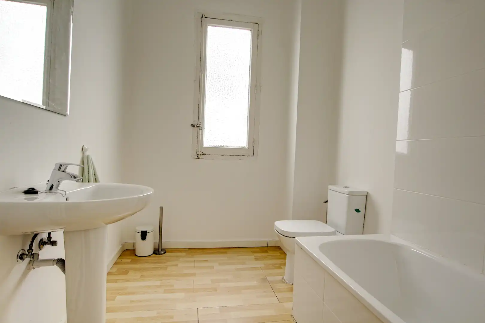Badezimmer von Büro zur Miete in Madrid mit Heizung