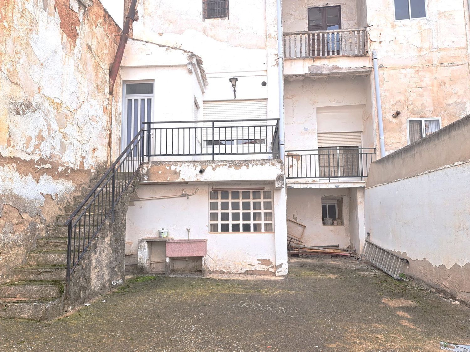 Vista exterior de Casa o xalet en venda en Utiel amb Terrassa i Traster