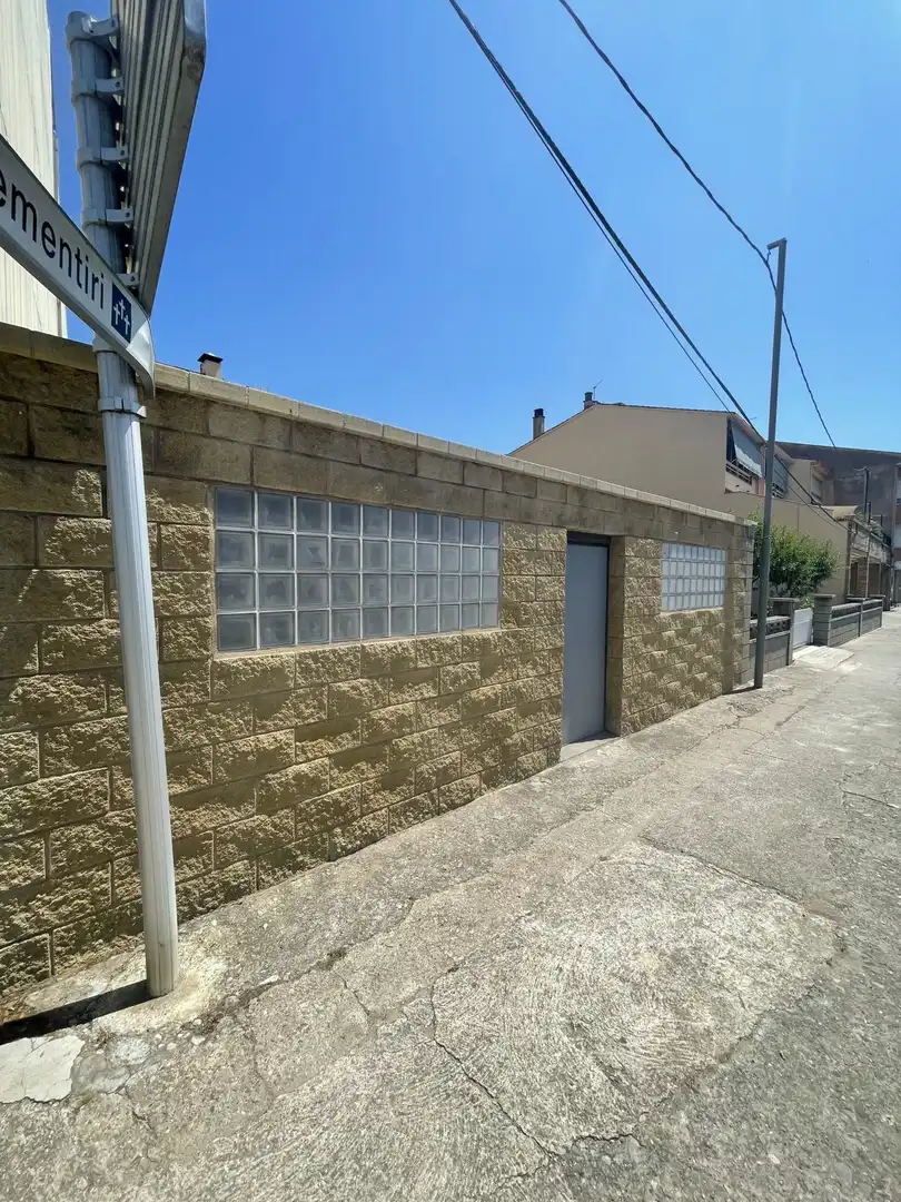 Vista exterior de Casa adosada en venta en Porqueres con Aire acondicionado, Terraza y Balcón