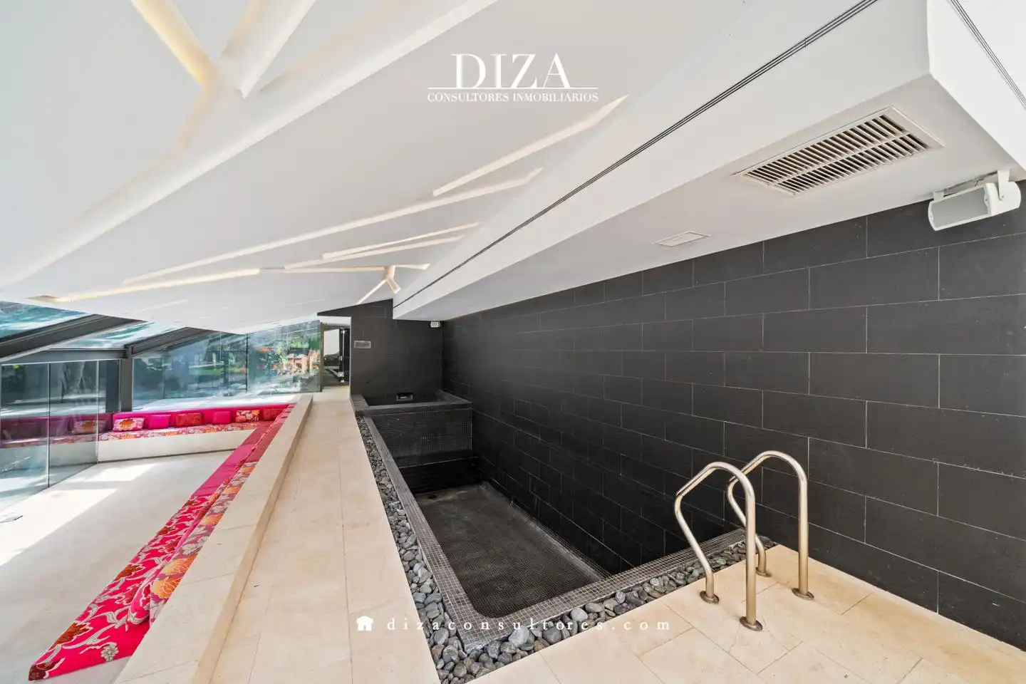 Swimming pool of Houses for rent in Madrid  with Air Conditioner, Heating and Private garden
