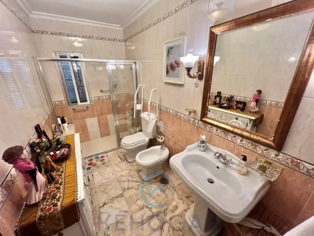 Bathroom of Houses for sale in Dos Hermanas