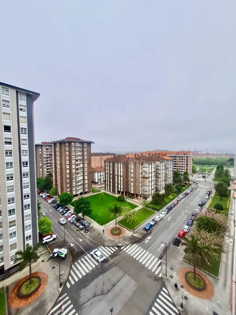 Vista exterior de Pis en venda en Gijón  amb Jardí privat, Parquet i Traster