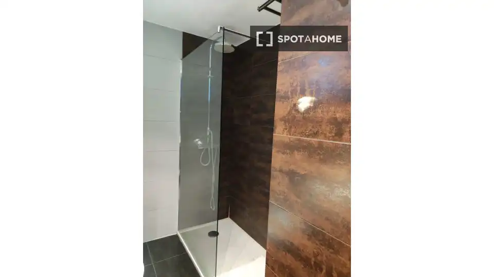 Baño de Apartamento para compartir en Madrid con Aire acondicionado, Terraza y Amueblado