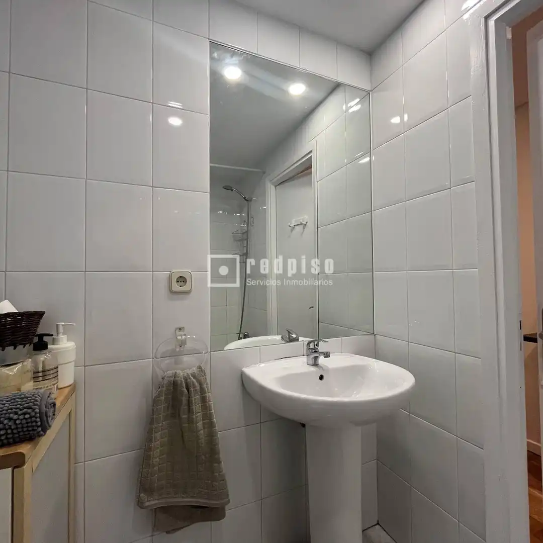 Badezimmer von Wohnung zur Miete in Madrid mit Heizung, Privatgarten und Parkett