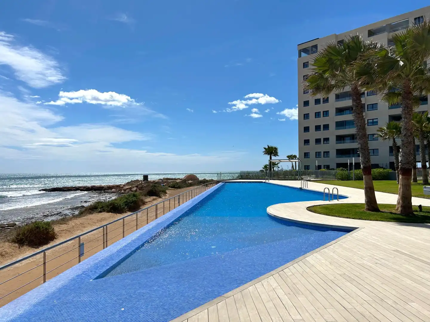 Schwimmbecken von Wohnungen zur Miete in Torrevieja mit Klimaanlage, Privatgarten und Terrasse