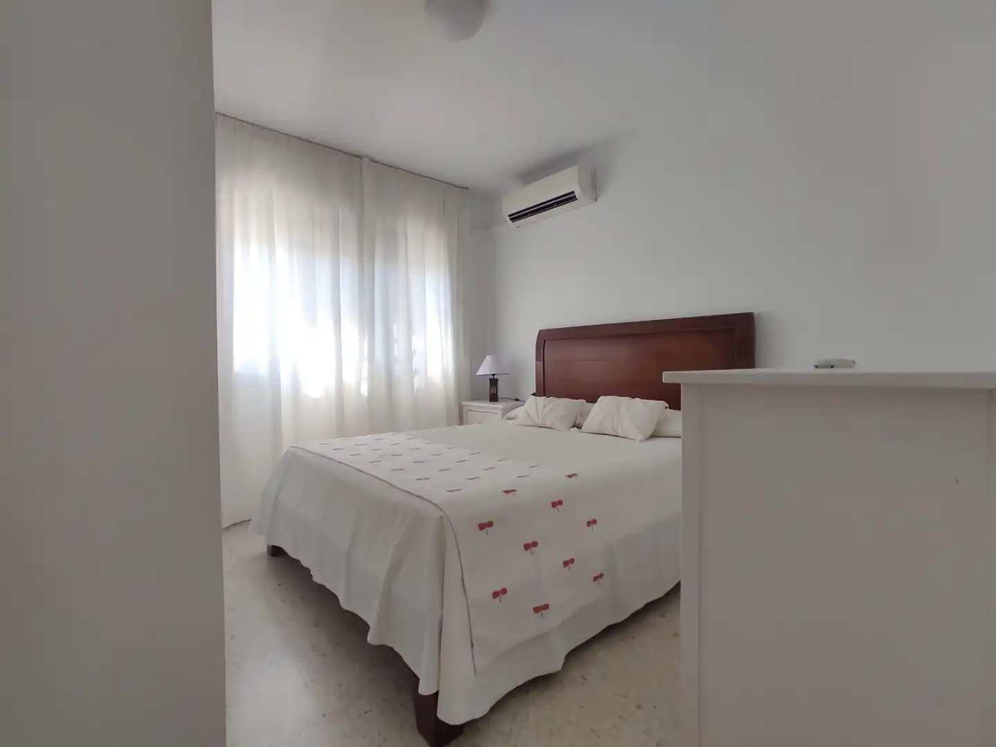 Dormitori de Casa adosada de lloguer en Dos Hermanas amb Aire condicionat, Jardí privat i Moblat