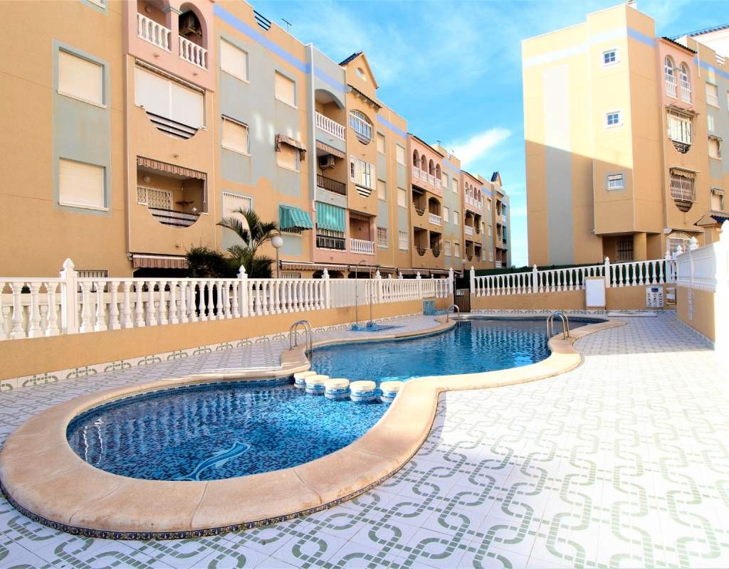 Piscina de Apartament en venda en Torrevieja amb Aire condicionat, Calefacció i Terrassa
