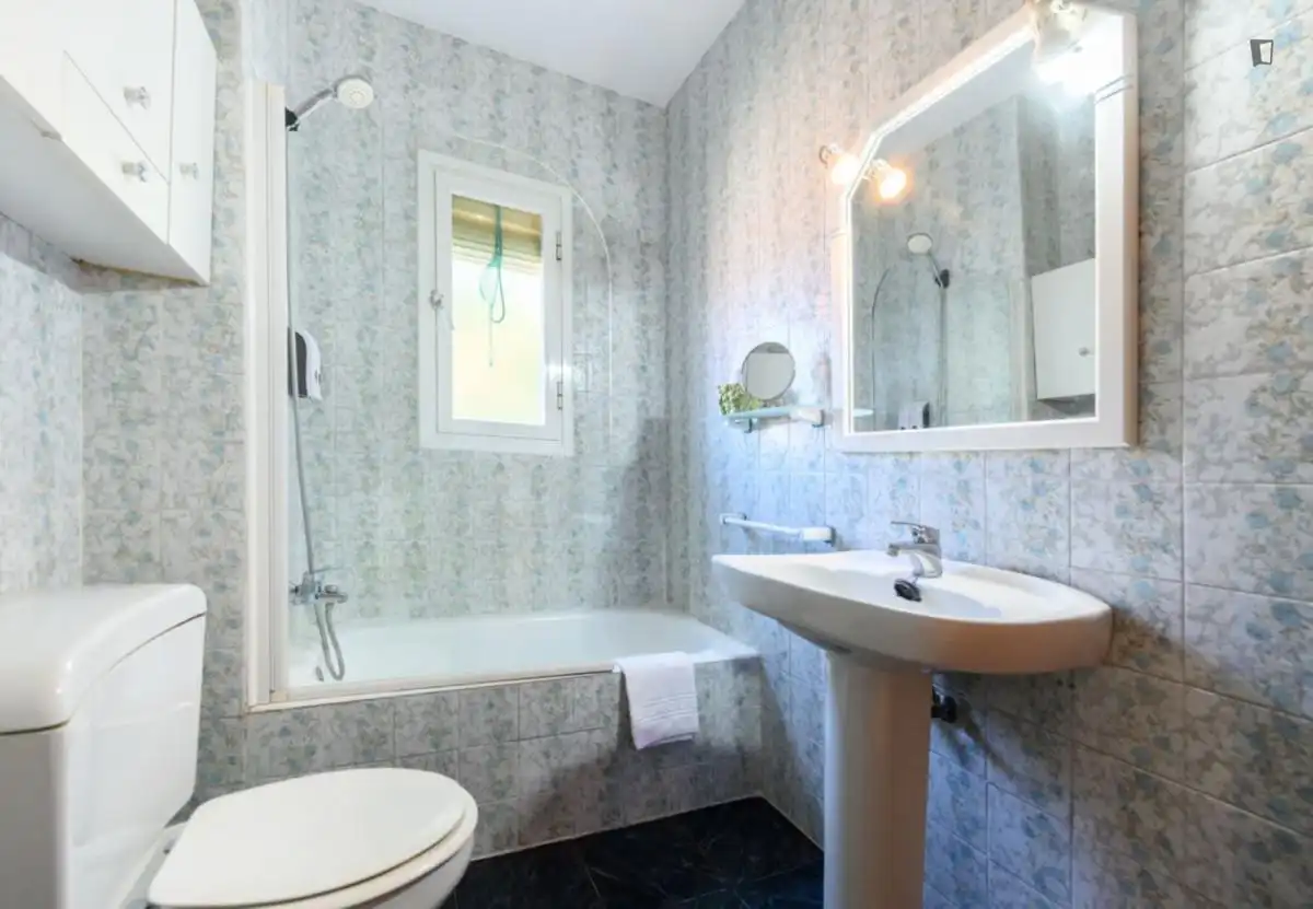 Bany de Apartament de lloguer en Madrid amb Aire condicionat, Moblat i Forn