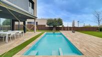 Swimming pool of Single-family semi-detached for sale in Mataró  with Air Conditioner, Heating and Private garden