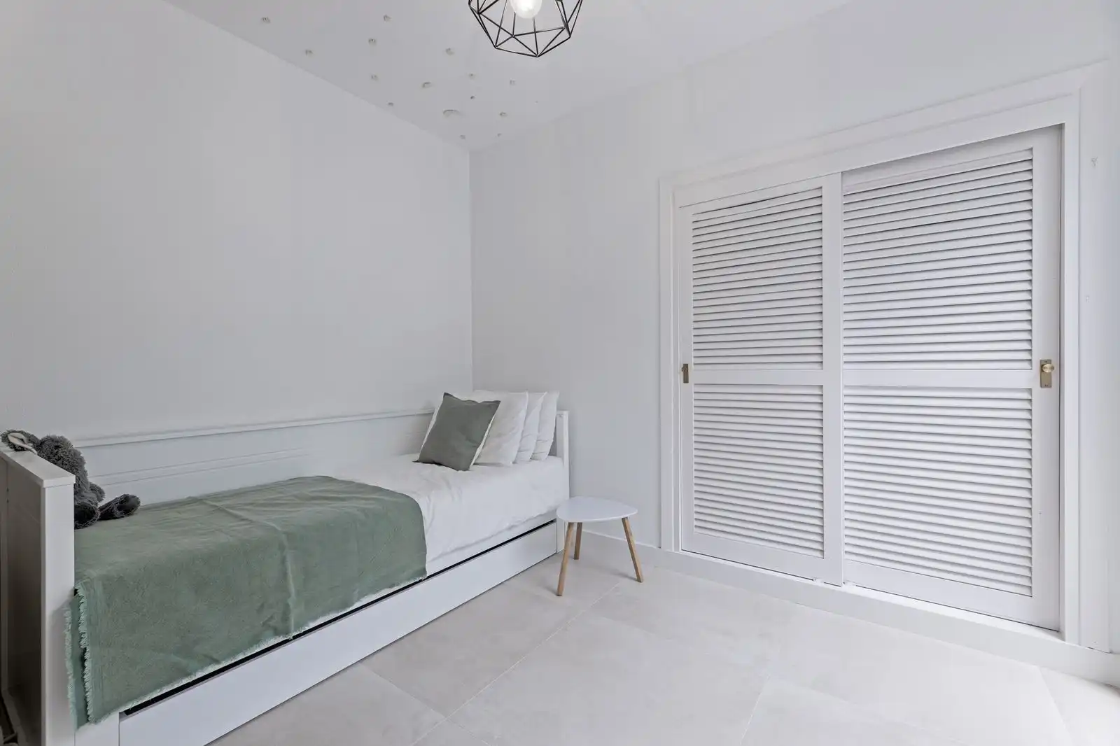 Dormitori de Casa adosada en venda en Marbella amb Aire condicionat, Jardí privat i Terrassa