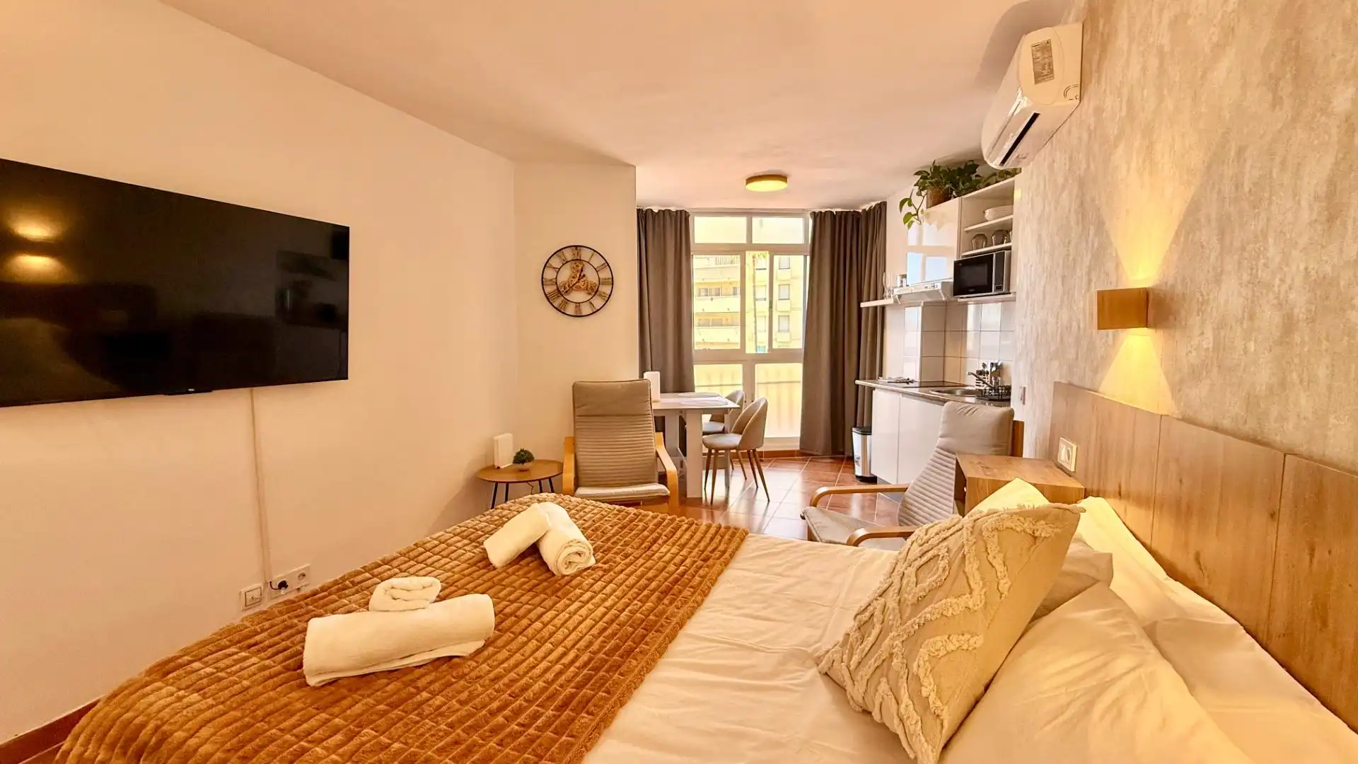 Bedroom of Study for rent in Benalmádena  with Air Conditioner, Private garden and Community pool
