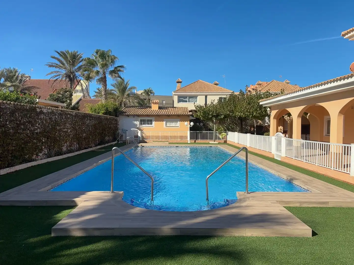 Schwimmbecken von Erdgeschoss zum Verkauf in La Manga del Mar Menor mit Klimaanlage, Privatgarten und Schwimmbad
