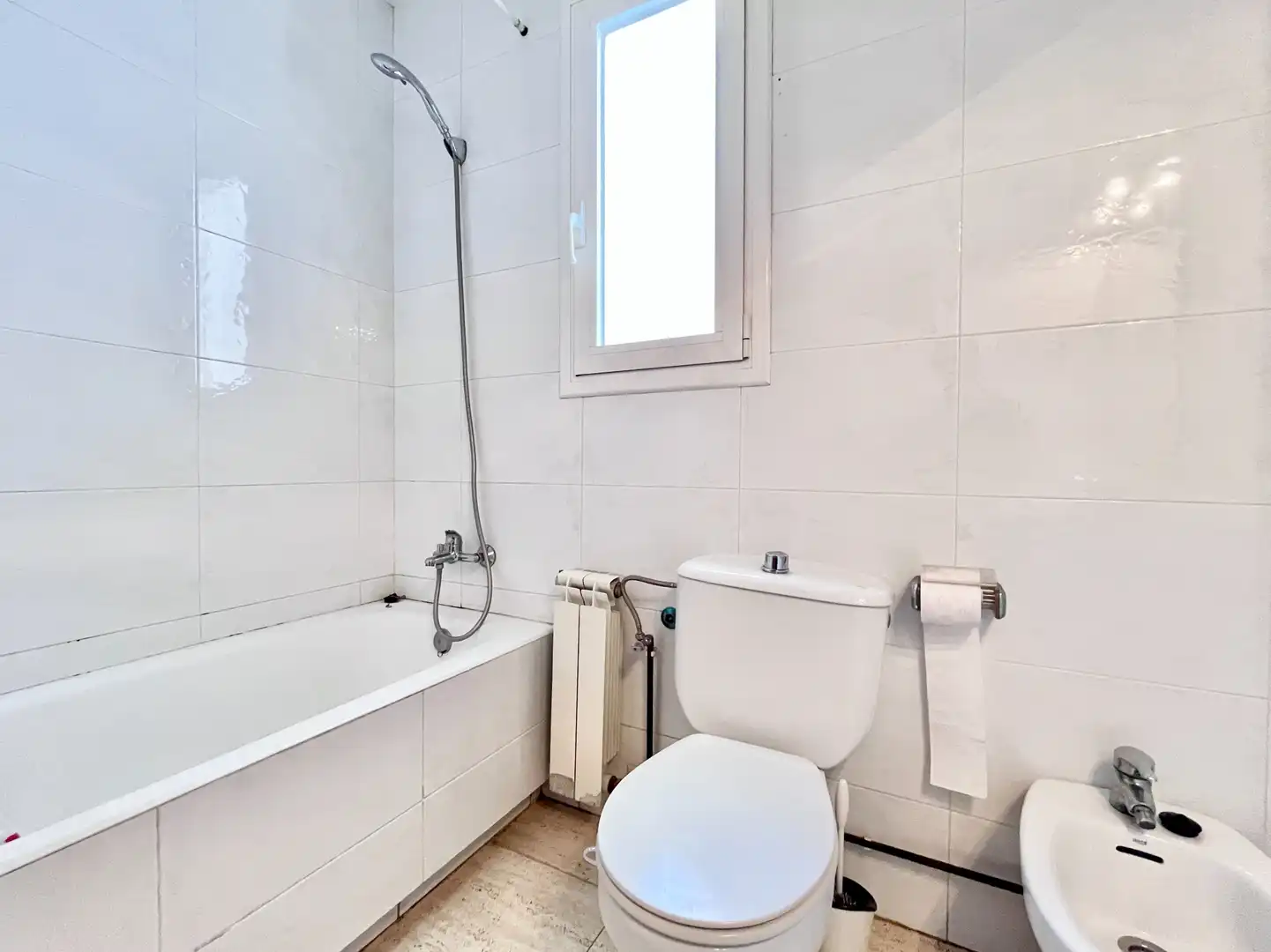 Bathroom of Flat for sale in L'Hospitalet de Llobregat  with Air Conditioner, Heating and Oven