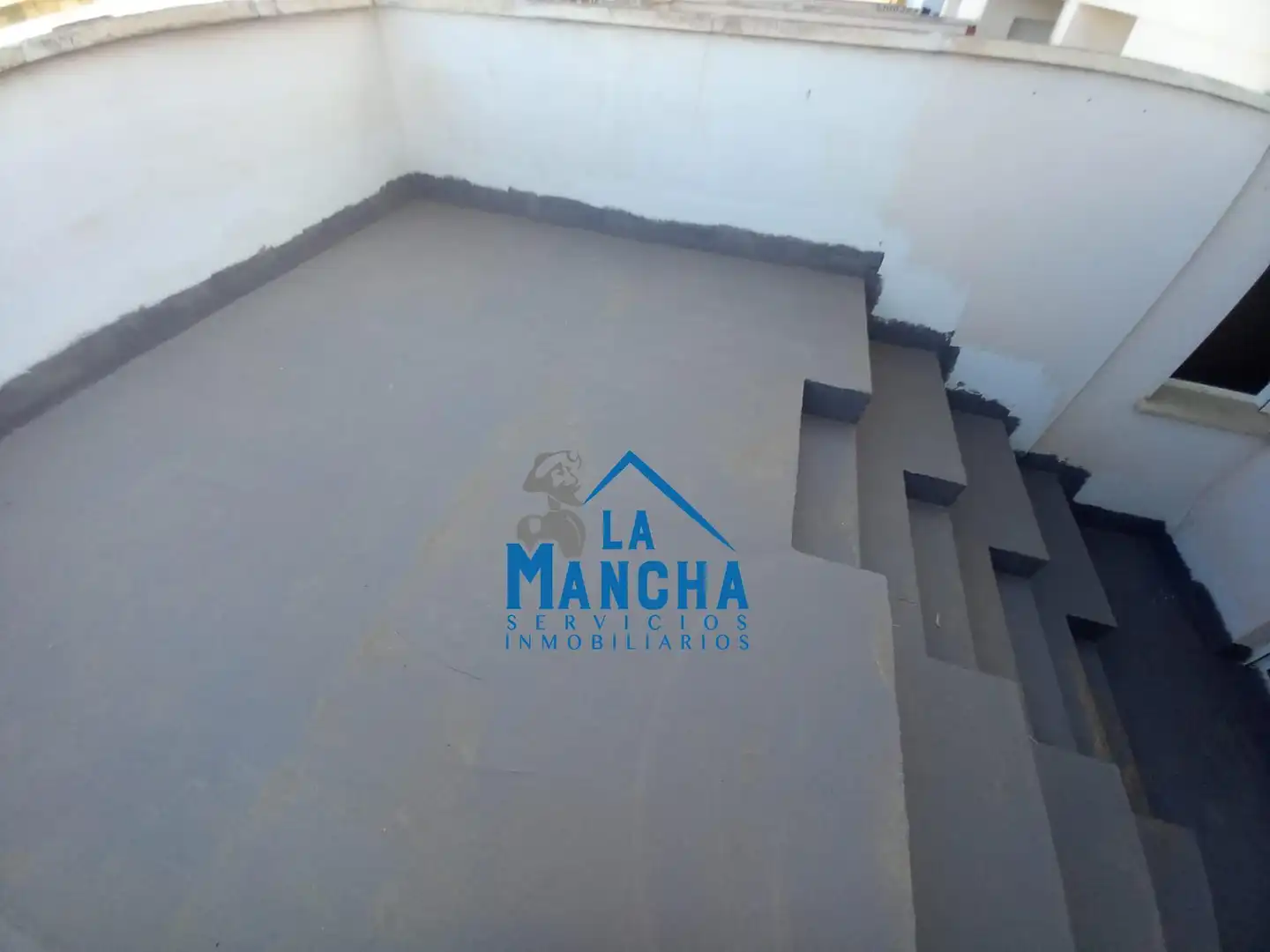 Vista exterior de Casa adosada en venda en Madrigueras amb Calefacció, Terrassa i Traster