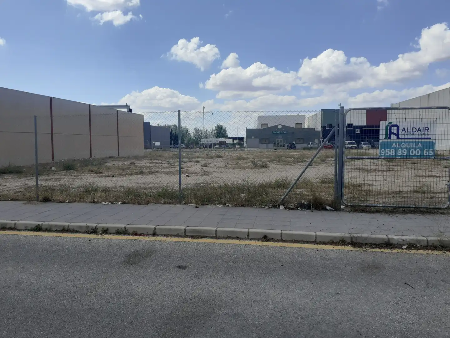 Terreno industrial en venta en La Zubia