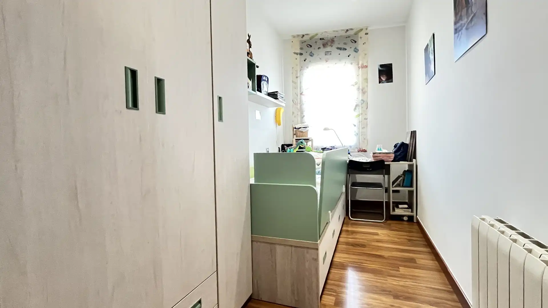 Schlafzimmer von Einfamilien-Reihenhaus zum Verkauf in Santa Coloma de Cervelló mit Klimaanlage, Heizung und Parkett