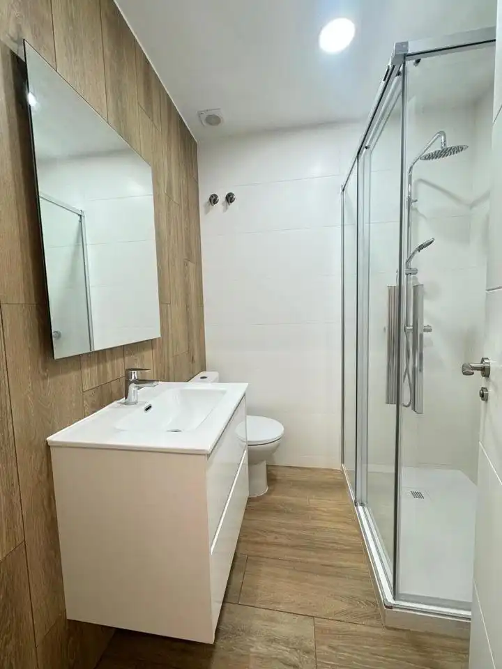 Baño de Piso para compartir en Segovia con Calefacción, Terraza y Amueblado