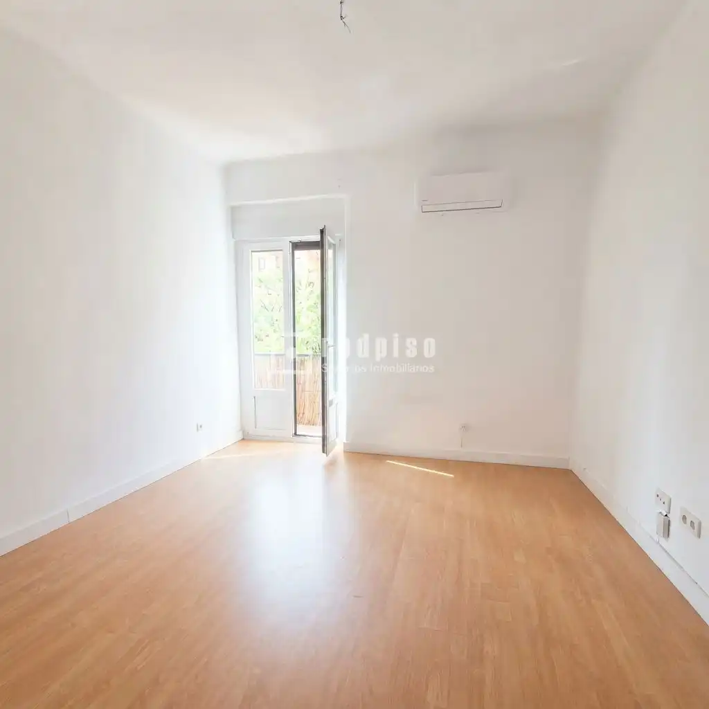 Bedroom of Flat for rent in Madrid  with Heating, Private garden and Parquet flooring