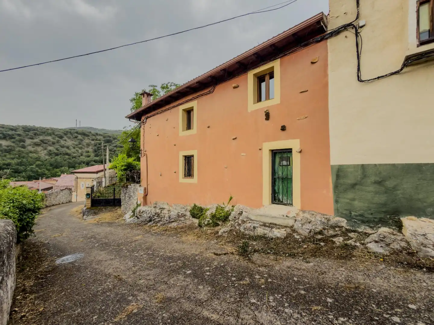 Vista exterior de Casa adosada en venta en Merindad de Valdeporres con Calefacción